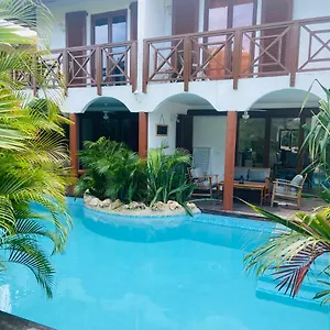 https://townhouse-tropical-paradise.comcaribbean.com
